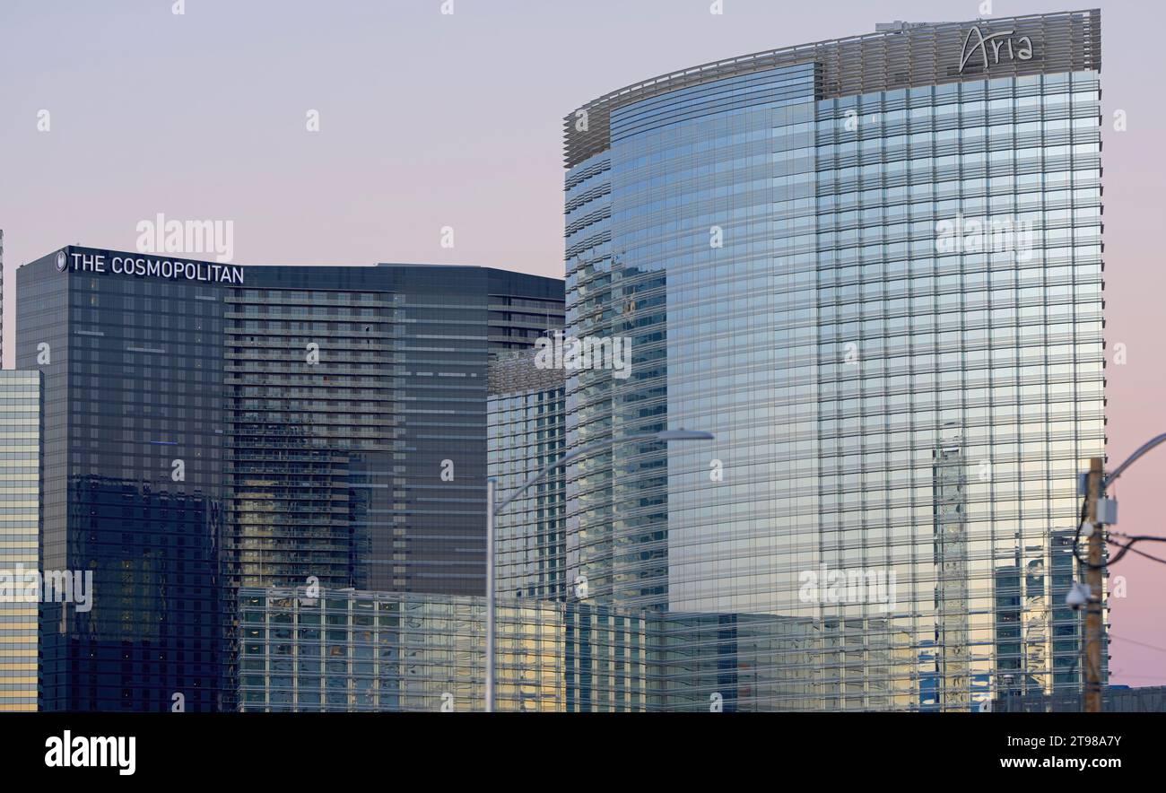 Vdara et Cosmopolitan Hotel and Casino à Las Vegas - LAS VEGAS, ÉTATS-UNIS - OCTOBRE 31. 2023 Banque D'Images
