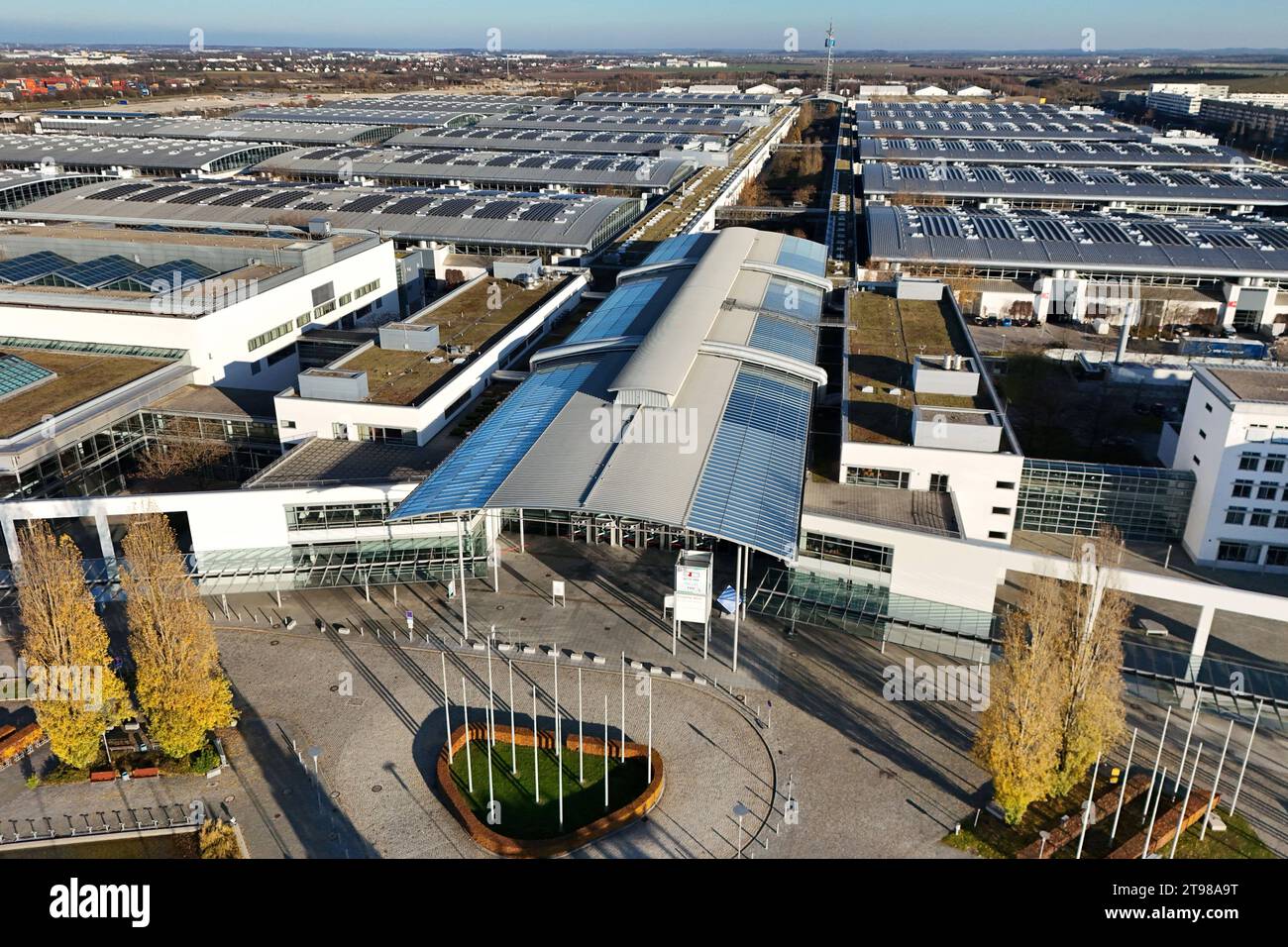 Neue Messe Muenchen im Stadtteil Messestadt Riem, Eingang West mit Messesee.Aussenaufnahme, Luftaufnahme, Uebersicht mit Messehallen. *** Nouveau Munich Trade Fair Center dans le quartier Messestadt Riem, entrée Ouest avec Messesee vue extérieure, vue aérienne, vue d'ensemble avec salles d'exposition crédit : Imago/Alamy Live News Banque D'Images