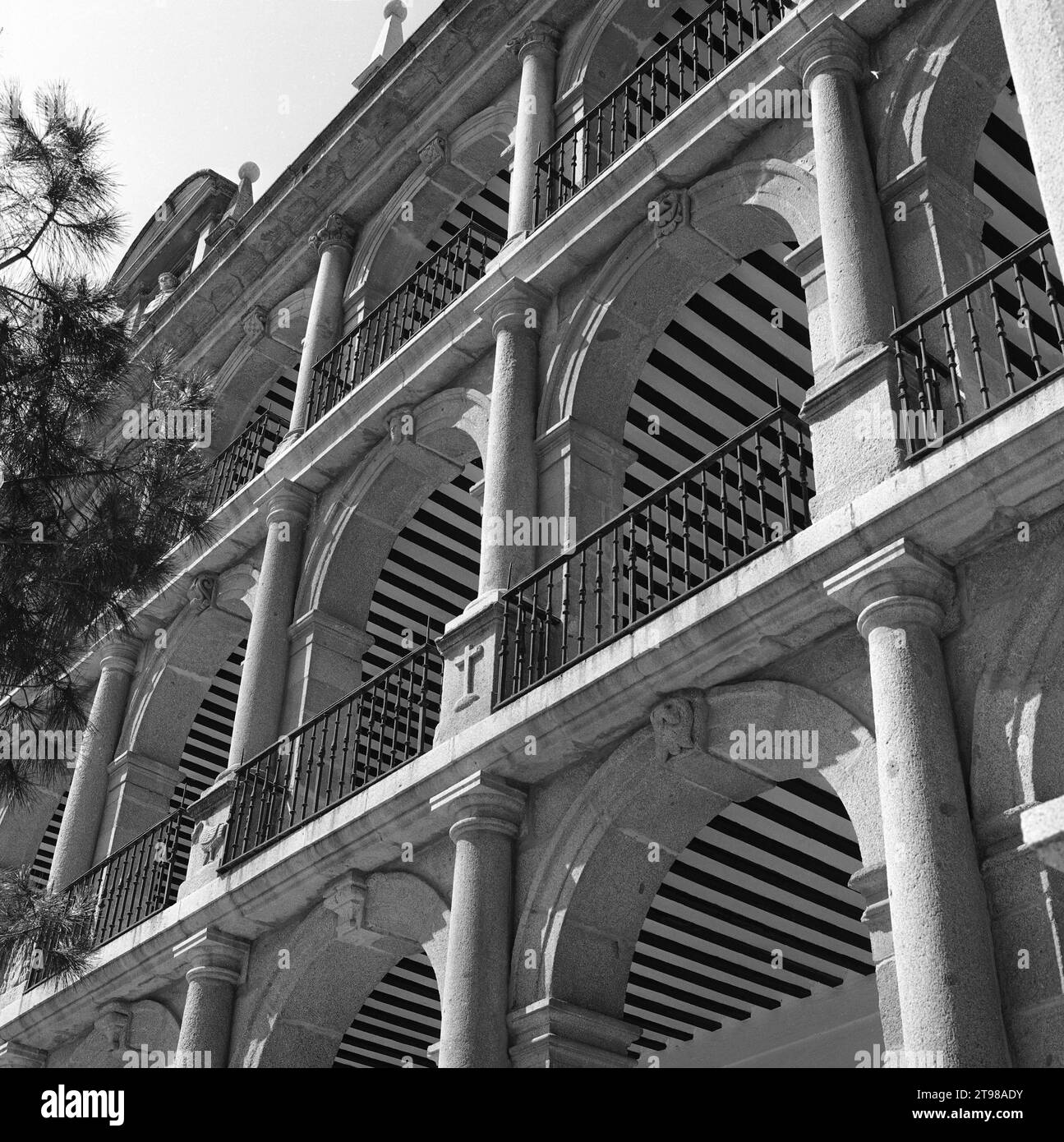 ARQUERIAS DEL PATIO PRINCIPAL DE LA UNIVERSIDAD DE ALCALA DE HENARES O DE SANTO TOMAS DE VILLANUEVA - SIGLO XVII - B/N - AÑOS 60. AUTEUR : JOSE DE SOPEÑA. Lieu : UNIVERSIDAD. Alcalá de Henares. MADRID. ESPAGNE. Banque D'Images