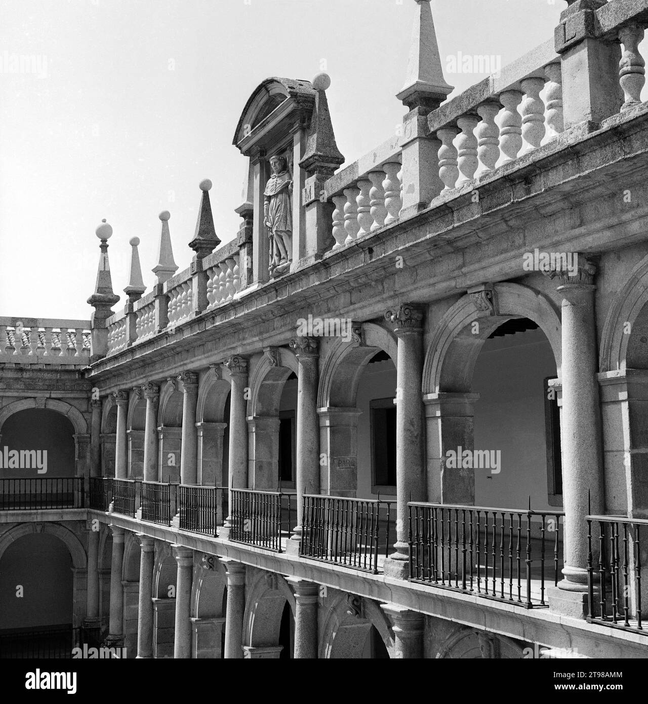 ARQUERIAS DEL PATIO PRINCIPAL DE LA UNIVERSIDAD DE ALCALA DE HENARES O DE SANTO TOMAS DE VILLANUEVA - SIGLO XVII - B/N - AÑOS 60. AUTEUR : JOSE DE SOPEÑA. Lieu : UNIVERSIDAD. Alcalá de Henares. MADRID. ESPAGNE. Banque D'Images