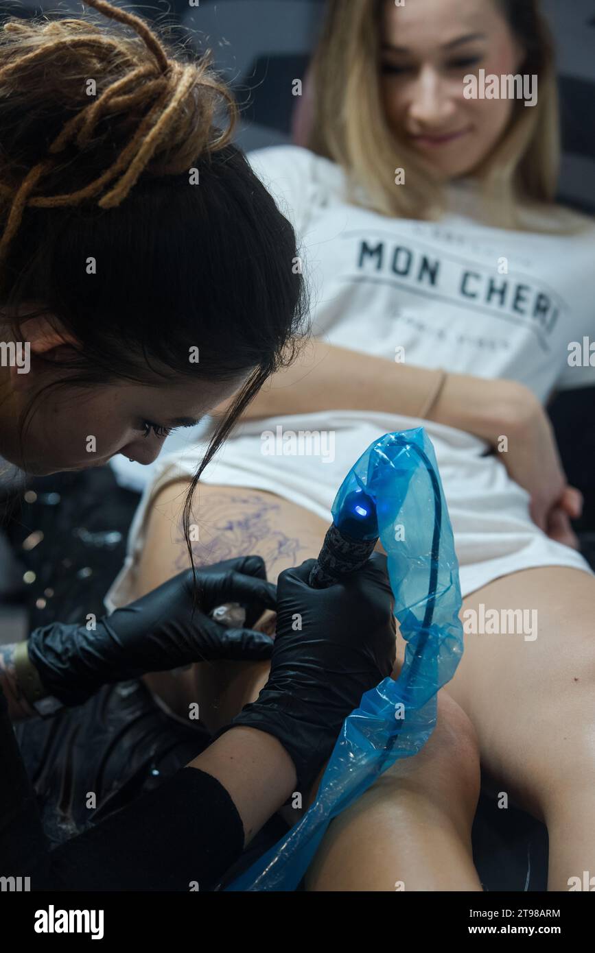 Tattoo convention à Varsovie 2019 montrant l'art et l'artisanat d'artistes tatoueurs professionnels. Banque D'Images