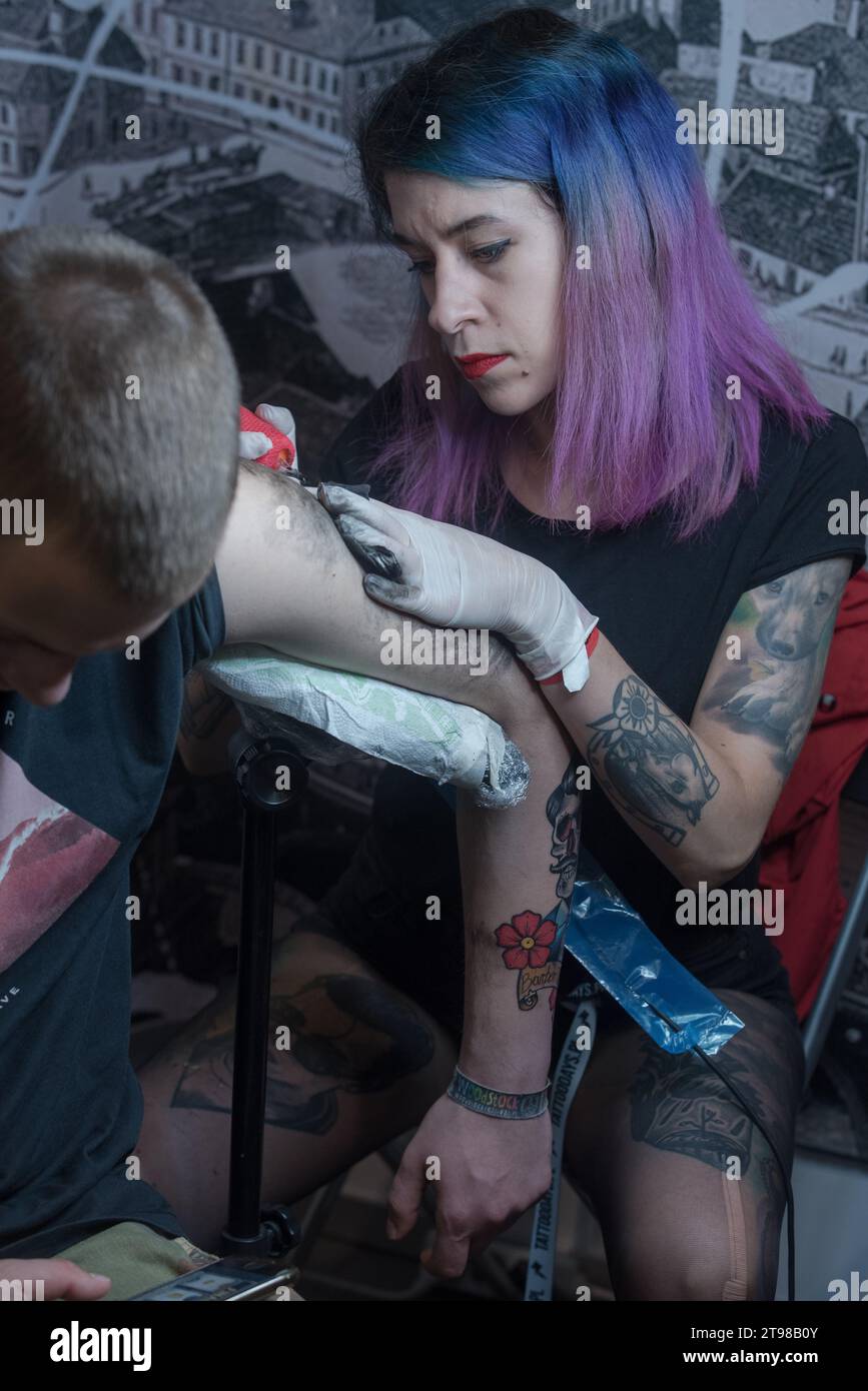 Tattoo convention à Varsovie 2019 montrant l'art et l'artisanat d'artistes tatoueurs professionnels. Banque D'Images