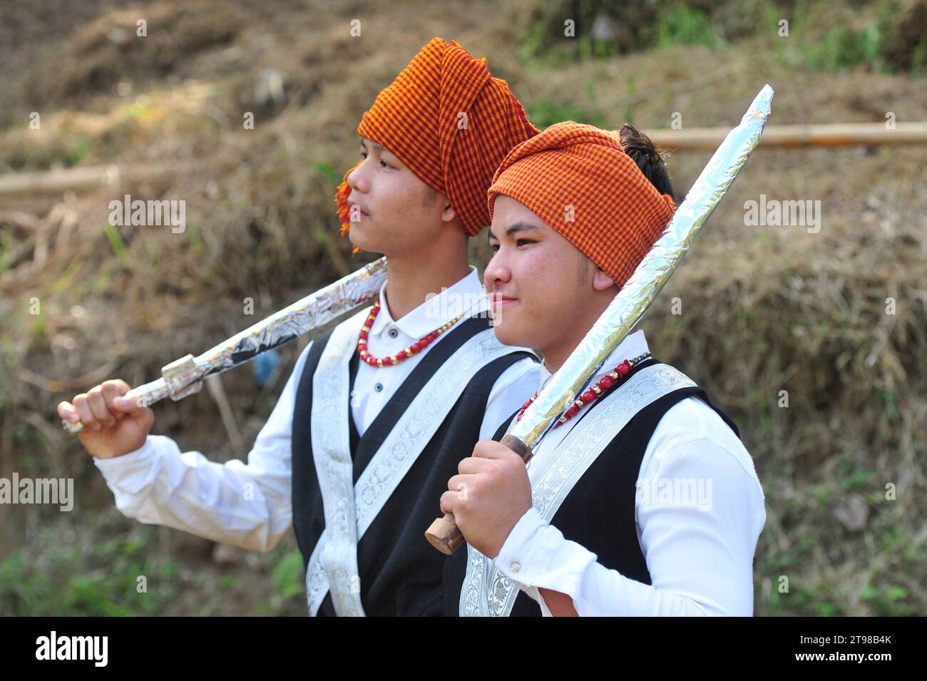 23 novembre 2023 Sylhet-Bangladesh : la tribu Khasi orne de sa tenue traditionnelle à l'occasion de célébrer Khasi Seng Kut Snem 2023 organisé par le Conseil social Khasi. Khasi Seng Kutsnem, un festival traditionnel de fin d'année de la communauté Khasi de la Division du Grand Sylhet, a eu lieu au champ Magurchhara Khasia Punji à Kamalganj. Le 23 novembre 2023 Sylhet, Bangladesh (crédit image : © MD Rafayat Haque Khan/eyepix via ZUMA Press Wire) USAGE ÉDITORIAL SEULEMENT! Non destiné à UN USAGE commercial ! Banque D'Images