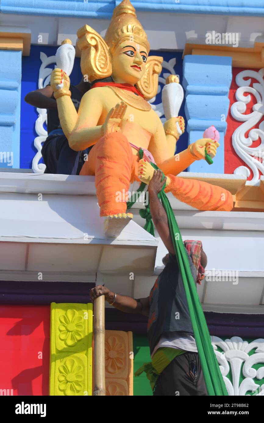 Les travailleurs font la touche finale à un pandal pour adorer la déesse Kali à la veille de Diwali, la fête de la lumière et des craquelins à Agartala. Tripura, Inde. Banque D'Images