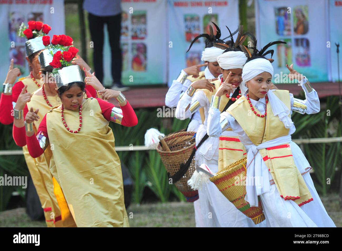 23 novembre 2023 Sylhet-Bangladesh : la tribu Khasi orne de sa tenue traditionnelle à l'occasion de célébrer Khasi Seng Kut Snem 2023 organisé par le Conseil social Khasi. Khasi Seng Kutsnem, un festival traditionnel de fin d'année de la communauté Khasi de la Division du Grand Sylhet, a eu lieu au champ Magurchhara Khasia Punji à Kamalganj. Le 23 novembre 2023 Sylhet, Bangladesh (crédit image : © MD Rafayat Haque Khan/eyepix via ZUMA Press Wire) USAGE ÉDITORIAL SEULEMENT! Non destiné à UN USAGE commercial ! Banque D'Images