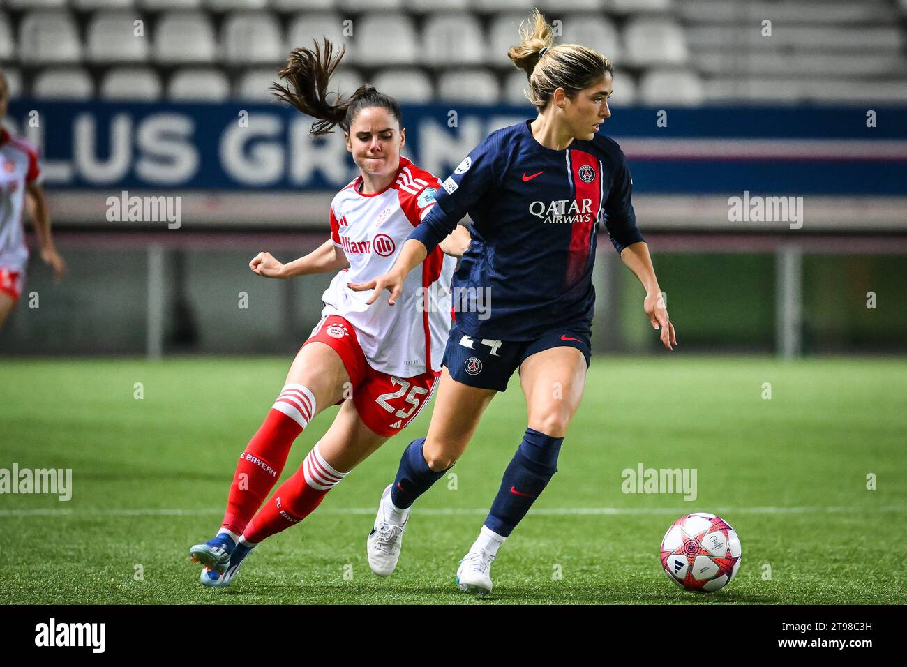 Paris, France, France. 23 novembre 2023. Sarah ZADRAZIL du Bayern Munich et Korbin ALBERT du PSG lors du match du groupe C de la Ligue des champions féminine de l'UEFA entre le Paris Saint-Germain et le FC Bayern Munich au Stade Jean-Bouin le 23 novembre 2023 à Paris. (Image de crédit : © Matthieu Mirville/ZUMA Press Wire) USAGE ÉDITORIAL SEULEMENT! Non destiné à UN USAGE commercial ! Banque D'Images