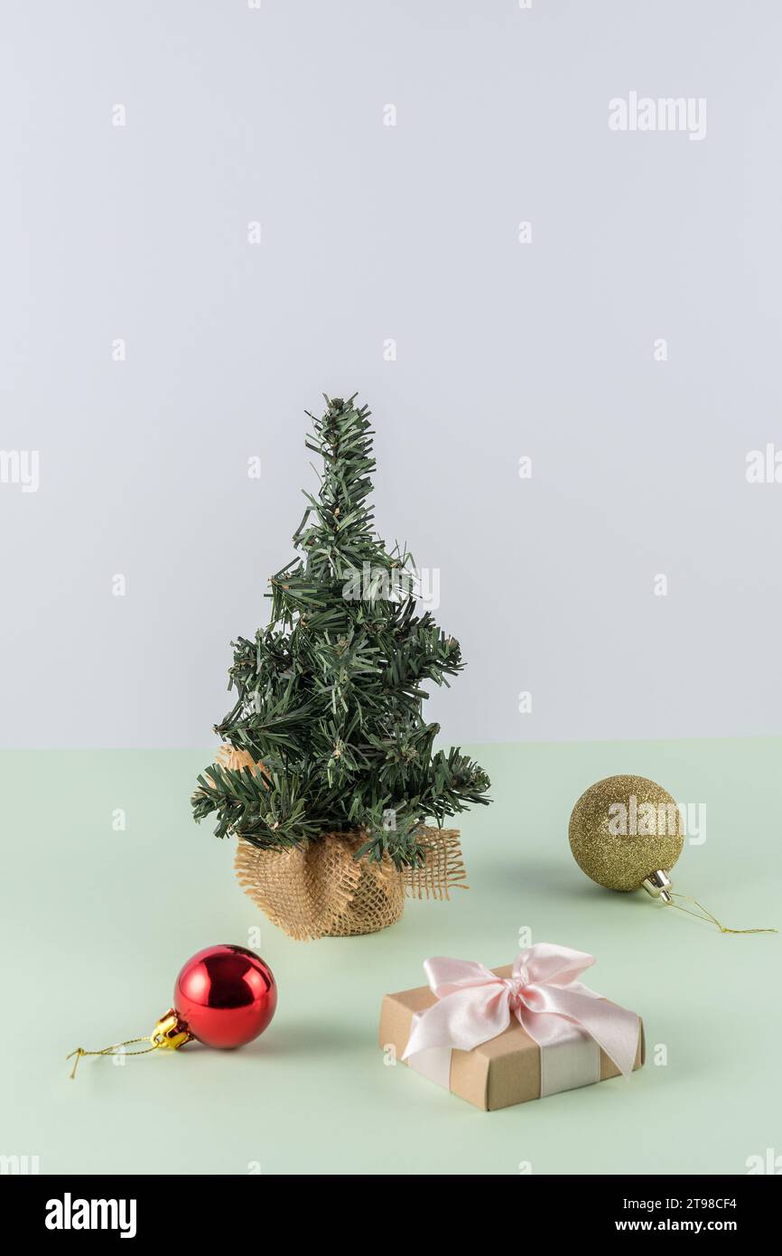 Disposition créative de Noël avec arbre de Noël sur fond vert menthe. Fond de fête rétro du nouvel an. Banque D'Images