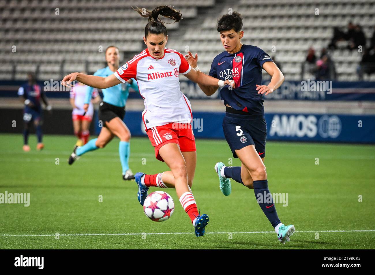 Paris, France, France. 23 novembre 2023. Jovana DAMNJANOVIC du Bayern Munich et Elisa DE ALMEIDA du PSG lors du match du groupe C de la Ligue des champions féminine de l'UEFA entre le Paris Saint-Germain et le FC Bayern Munich au Stade Jean-Bouin le 23 novembre 2023 à Paris, France. (Image de crédit : © Matthieu Mirville/ZUMA Press Wire) USAGE ÉDITORIAL SEULEMENT! Non destiné à UN USAGE commercial ! Banque D'Images