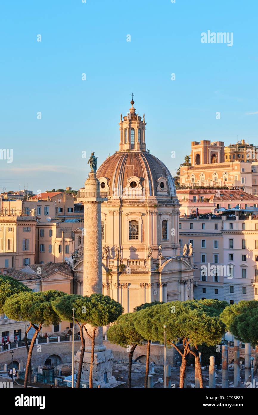 Rome, Italie - octobre 30 2023 : ruines du forum romain avec colonne Trajan et église du très Saint Nom de Marie (Santa Maria di Loreto et Santissimo) Banque D'Images