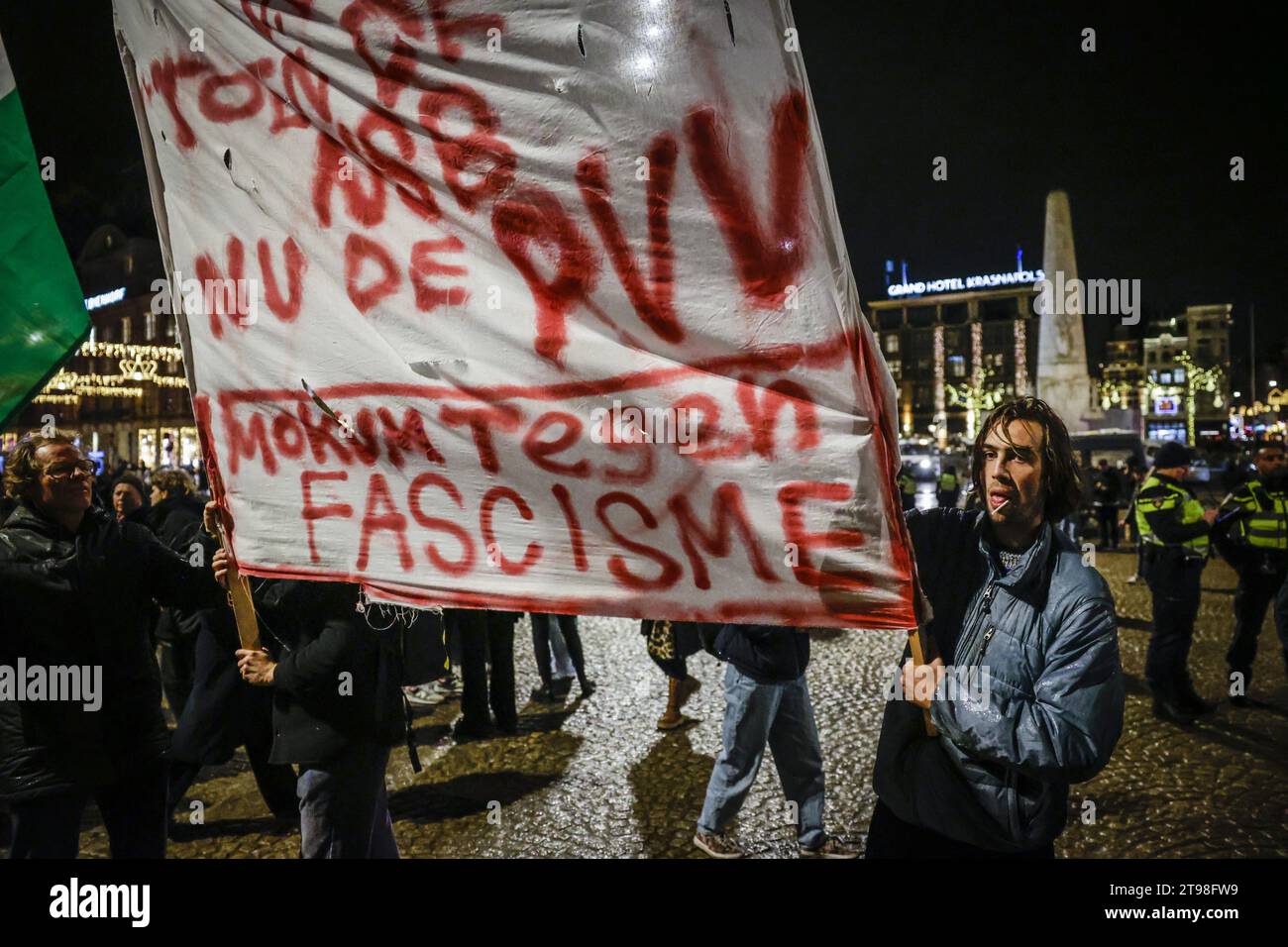 AMSTERDAM - les participants à une action de solidarité contre l'exclusion et la discrimination se sont réunis sur la place du Dam. L'action est une réponse à la victoire électorale du PVV de Geert Wilders. ANP RAMON VAN flymen netherlands Out - belgique Out Banque D'Images