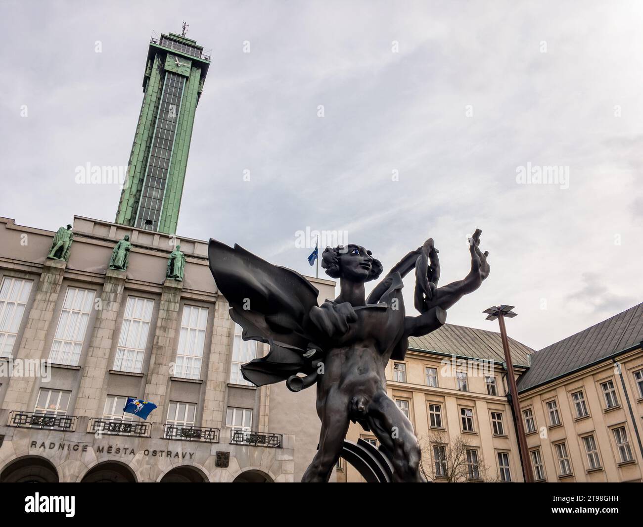 OSTRAVA, RÉPUBLIQUE TCHÈQUE - 28 FÉVRIER 2017 : statue d'Icare réalisée par Frantisek Storek devant la mairie de Nova radnice à Ostrava Banque D'Images