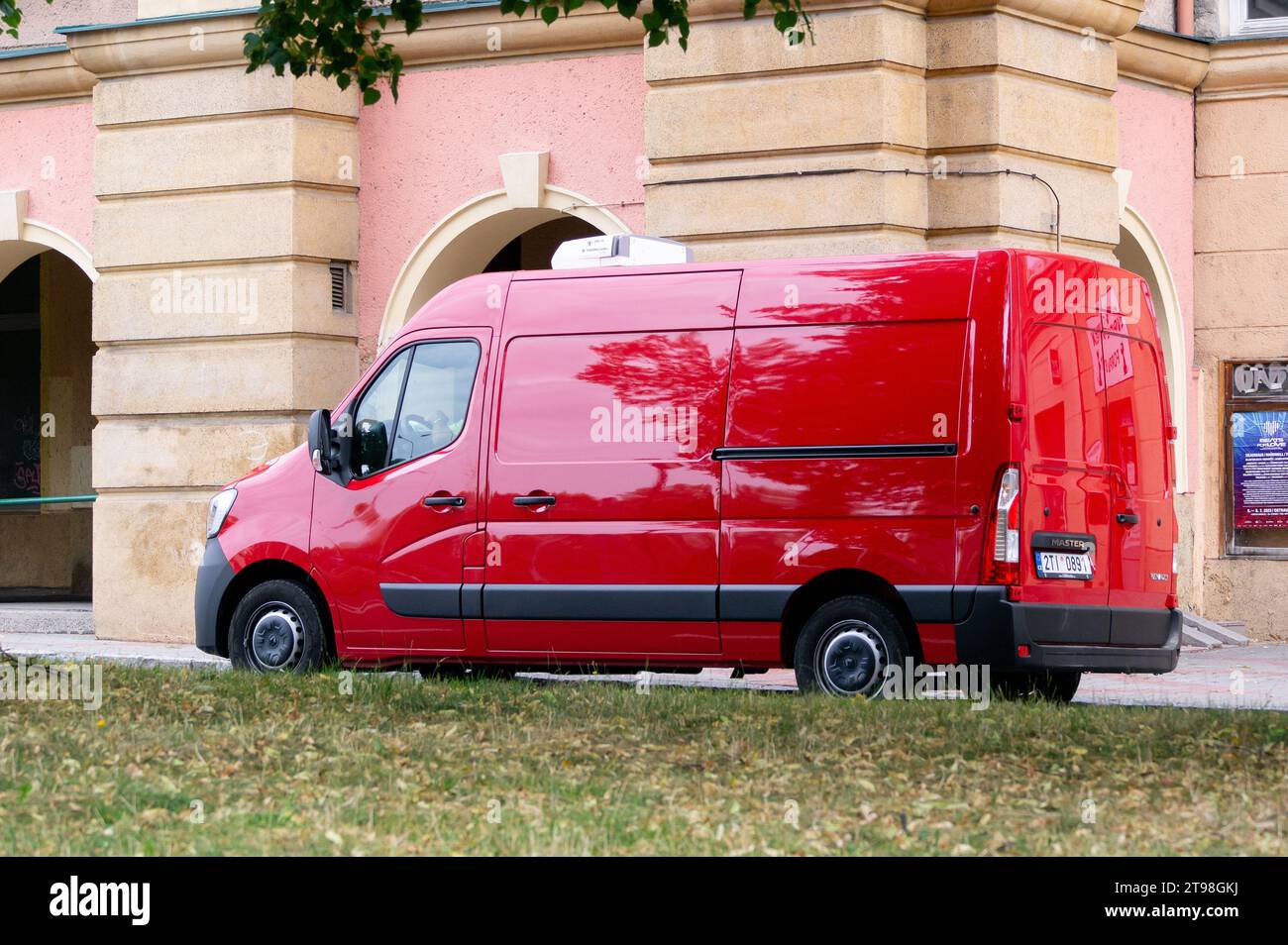 OSTRAVA, RÉPUBLIQUE TCHÈQUE - 13 JUILLET 2023 : fourgonnette Red Renault Master garée dans une rue d'Ostrava Banque D'Images