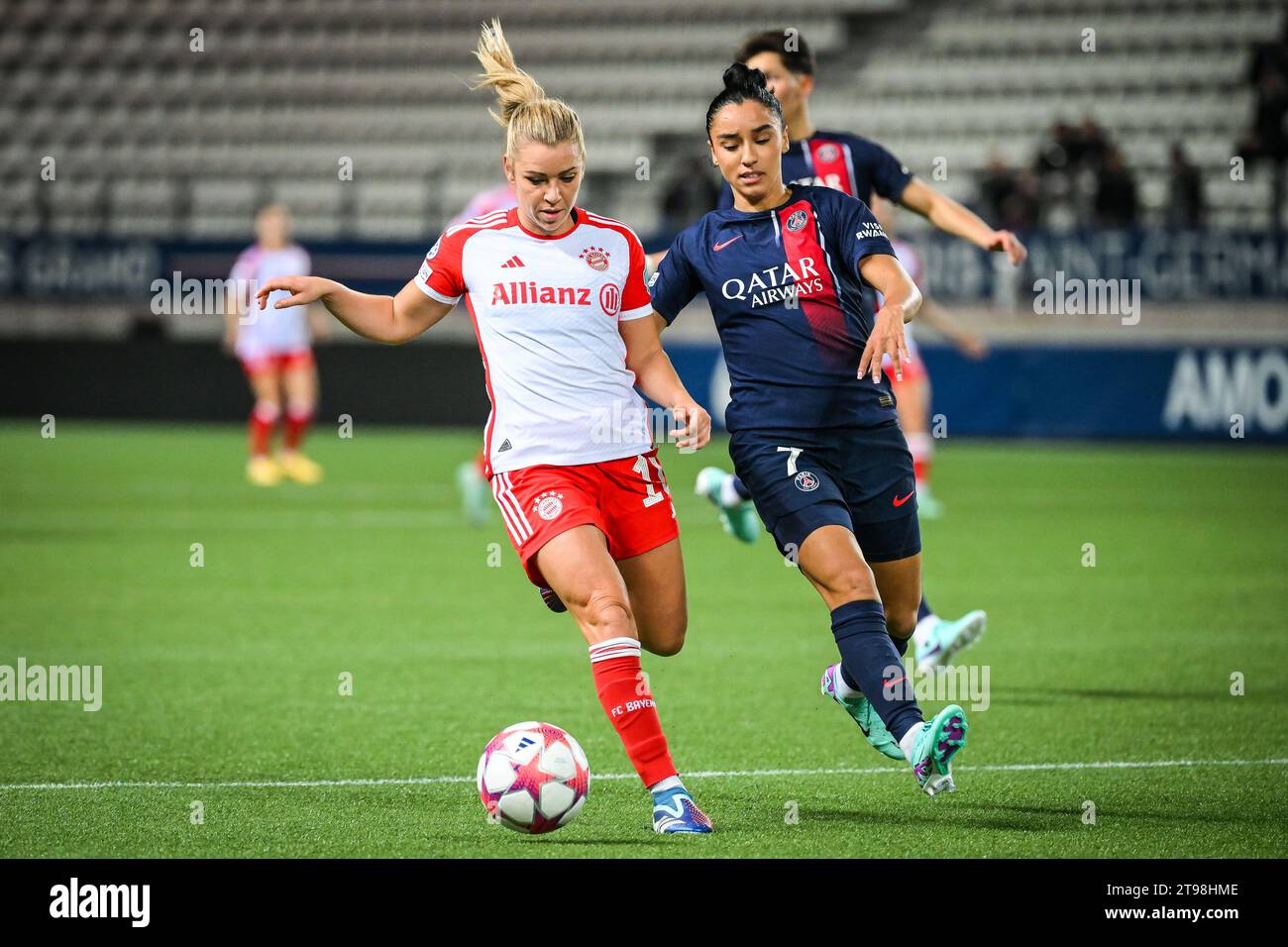 Paris, France, France. 23 novembre 2023. Linda DALLMANN du Bayern Munich et Sakina KARCHAOUI du PSG lors du match du groupe C de la Ligue des champions féminine de l'UEFA entre le Paris Saint-Germain et le FC Bayern Munich au Stade Jean-Bouin le 23 novembre 2023 à Paris, France. (Image de crédit : © Matthieu Mirville/ZUMA Press Wire) USAGE ÉDITORIAL SEULEMENT! Non destiné à UN USAGE commercial ! Banque D'Images