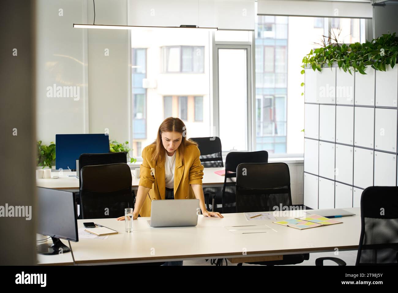 Femme freelance travaille dans un espace de bureau de coworking, elle travaille dans un environnement démocratique Banque D'Images