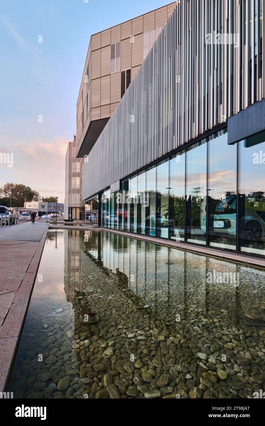 Rome, Italie - octobre 30 2023 : projet de rénovation urbaine de la ville du Soleil (Città del Sole) réflexion sur l'eau et énorme cantilever près de la gare Tiburtina Banque D'Images