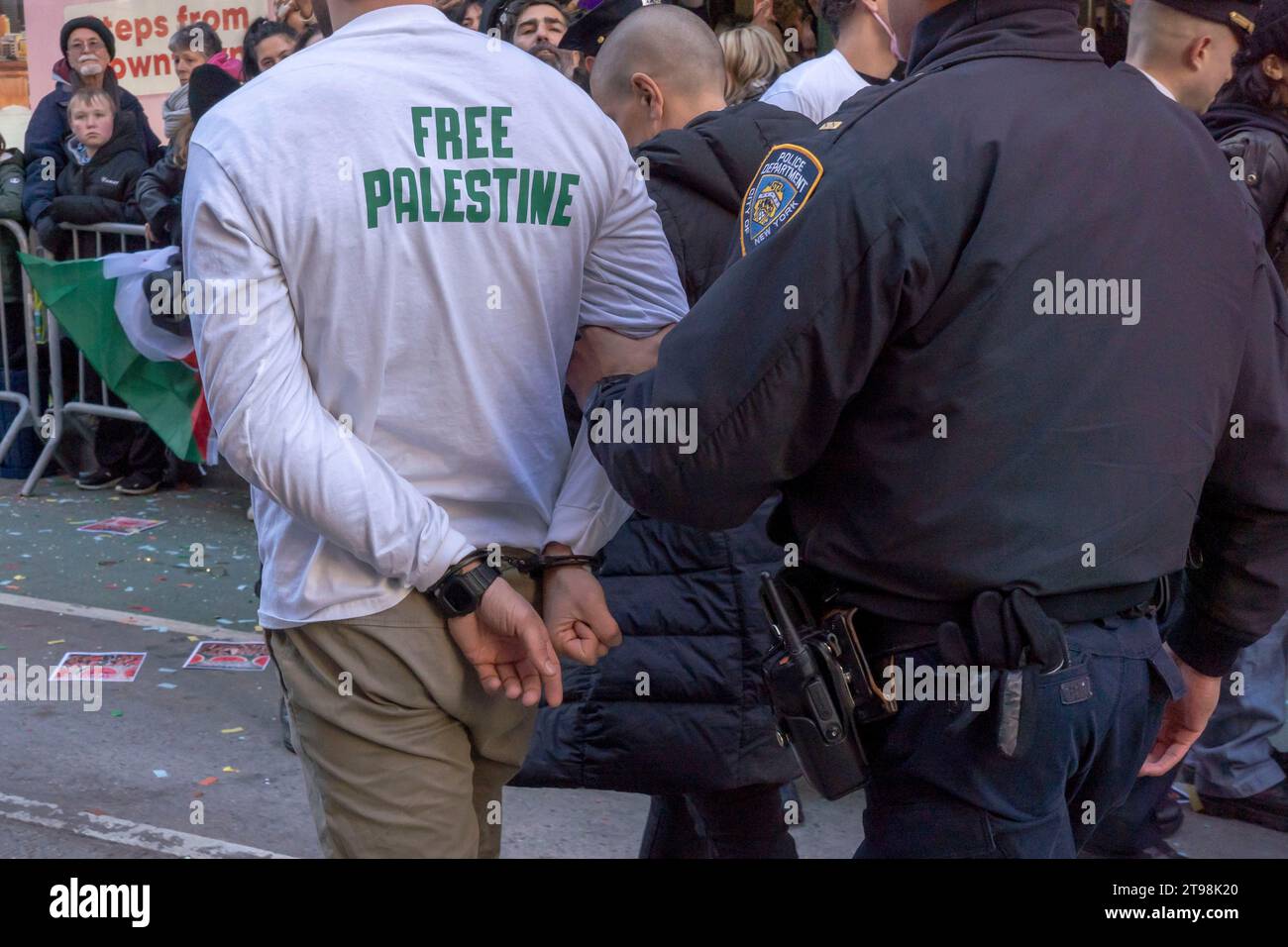 New York, États-Unis. 23 novembre 2023. NEW YORK, NEW YORK - NOVEMBRE 23 : un manifestant est arrêté alors que le défilé du jour de Thanksgiving de Macy était temporairement interrompu après qu'une poignée de manifestants pro-palestiniens ont sauté les barricades et se sont précipités dans la rue le long du parcours du défilé sur la Sixième Avenue le 23 novembre 2023 à New York. Crédit : Ron Adar/Alamy Live News Banque D'Images