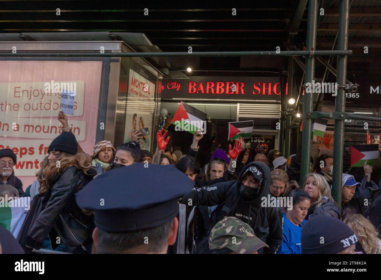 New York, États-Unis. 23 novembre 2023. NEW YORK, NEW YORK - 23 NOVEMBRE : des manifestants brandissent des pancartes et des drapeaux lors du défilé du jour de Thanksgiving de Macy le long du parcours de la Sixième Avenue le 23 novembre 2023 à New York. Crédit : Ron Adar/Alamy Live News Banque D'Images