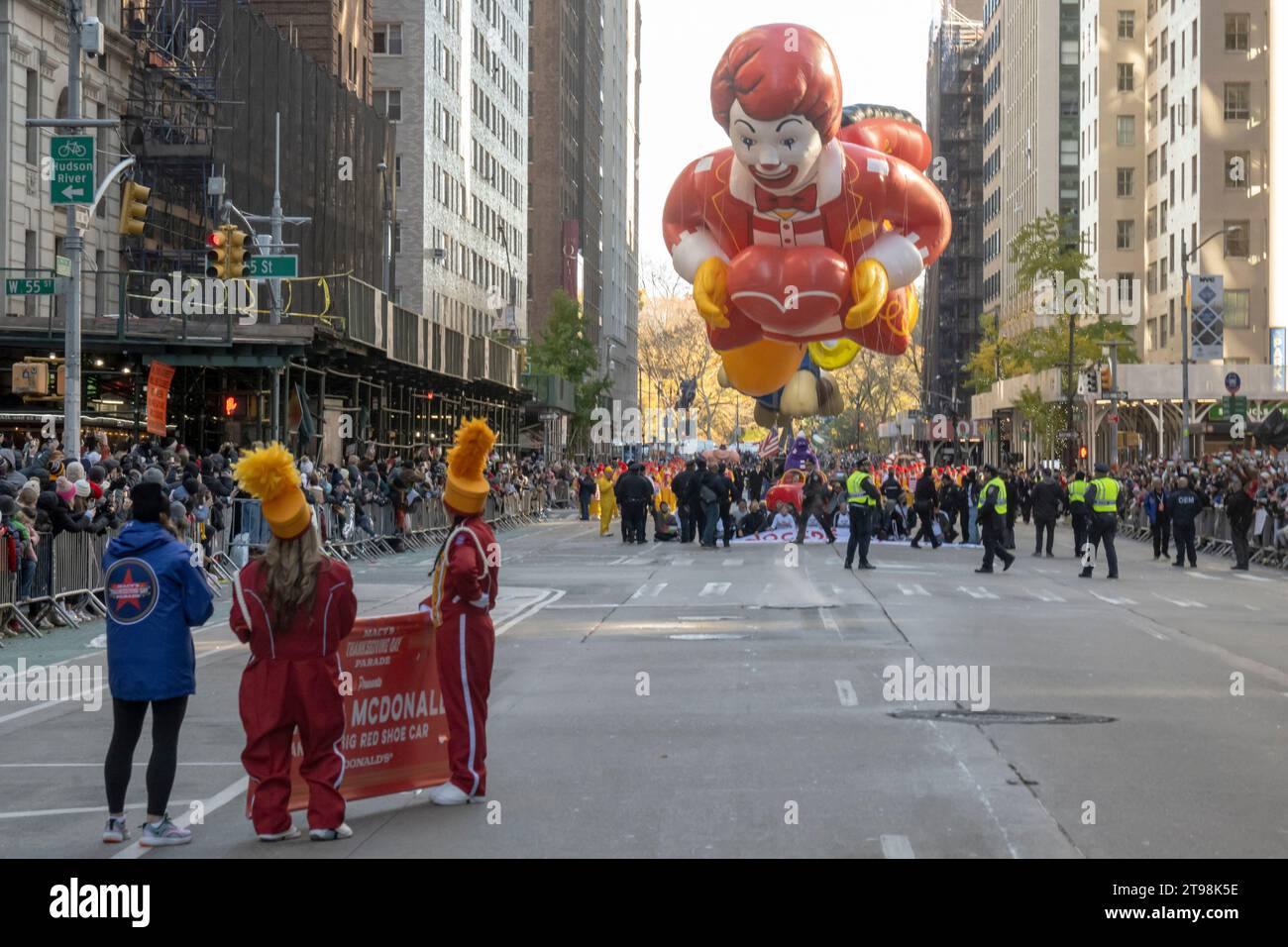 New York, États-Unis. 23 novembre 2023. NEW YORK, NEW YORK - 23 NOVEMBRE : le défilé du jour de Thanksgiving de Macy a été temporairement interrompu lorsqu'une poignée de manifestants pro-palestiniens ont sauté les barricades et ont couru dans la rue le long du parcours du défilé sur la Sixième Avenue le 23 novembre 2023 à New York. Crédit : Ron Adar/Alamy Live News Banque D'Images