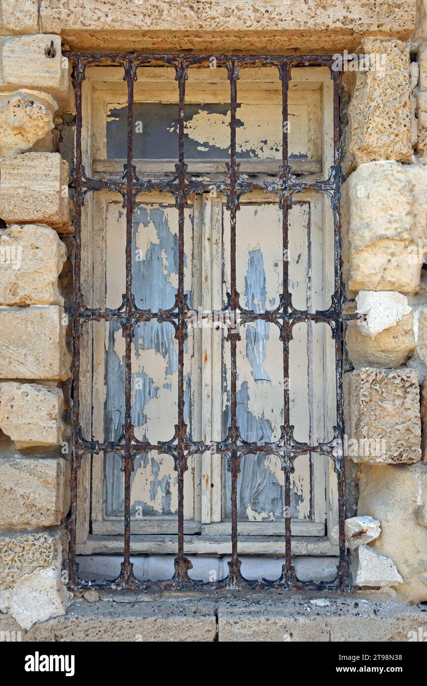 vieille fenêtre avec barres métalliques, closeup Banque D'Images