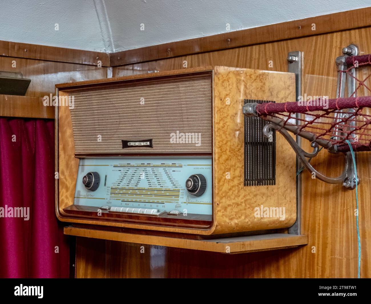 Radio vintage dans le train royal de la gare Petrosani, Hunedoara, Roumanie. Banque D'Images