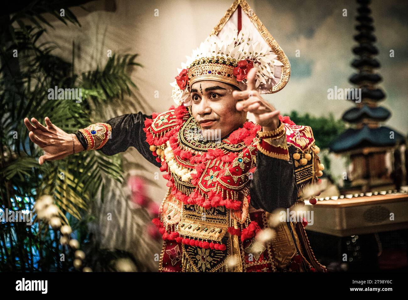 Un danseur balinais danse une danse traditionnelle balinaise portant des vêtements traditionnels balinais rouges dans un café de Shanghai, en Chine Banque D'Images