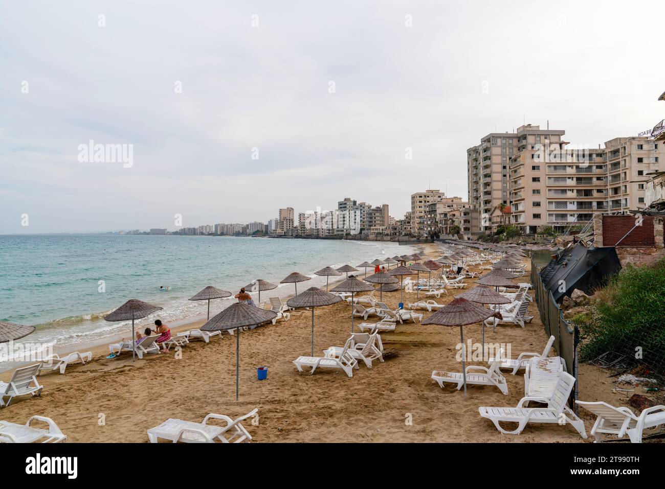 Les touristes apprécient la mer dans la ville abandonnée Varosha. Famagouste (Kapali Maras), Chypre du Nord Banque D'Images