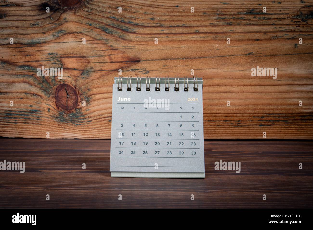 Calendrier de bureau en carton de juin 2024 sur un fond de texture en bois  Photo Stock - Alamy
