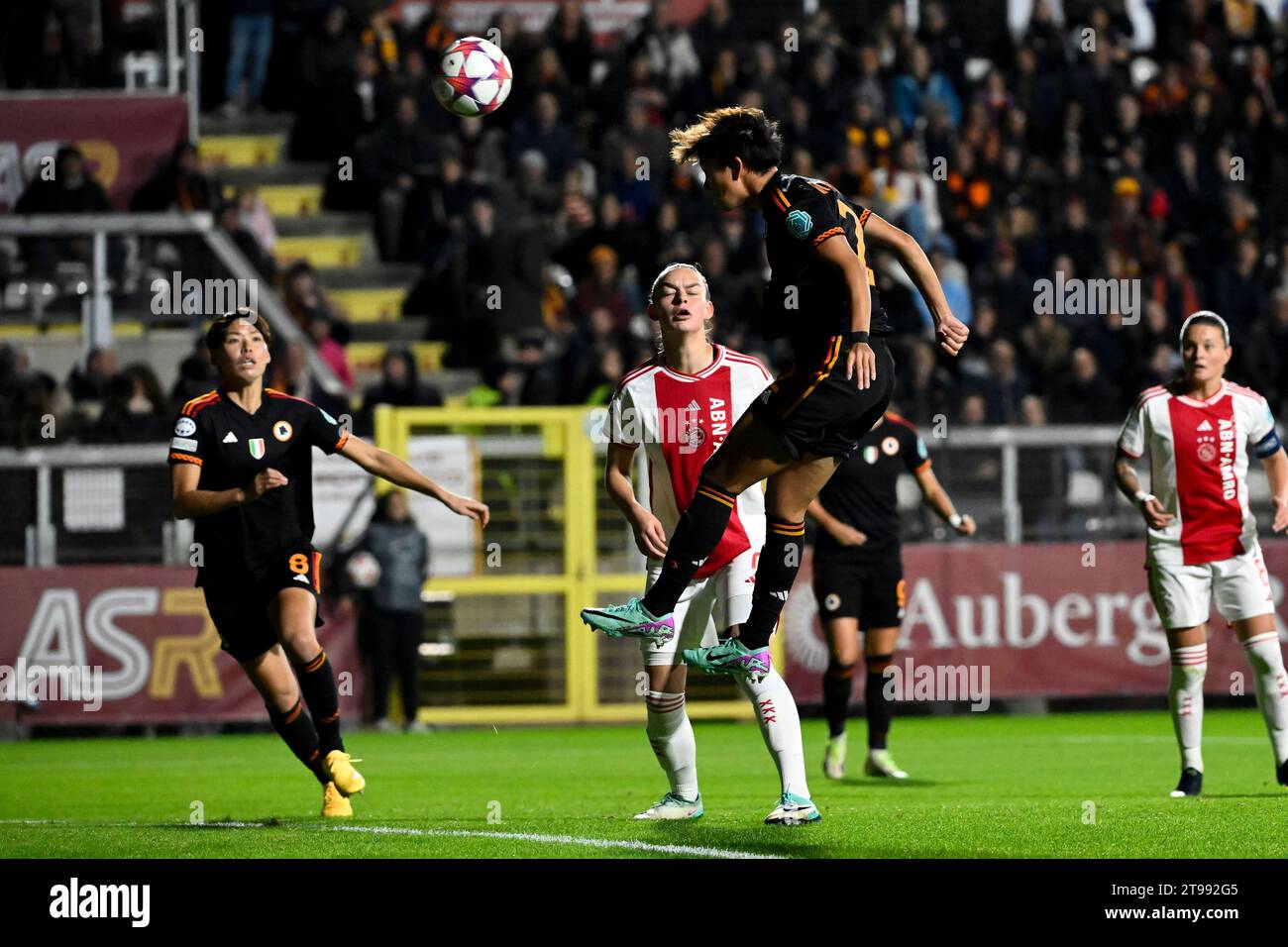 Rome, Italie. 23 novembre 2023. Moeka Minami de L'AS Roma en tête lors du match de la phase de groupes C de la Ligue des champions féminine entre L'AS Roma et l'Ajax au stade tre fontane, Rome (Italie), le 23 novembre 2023. Crédit : Insidefoto di andrea staccioli/Alamy Live News Banque D'Images