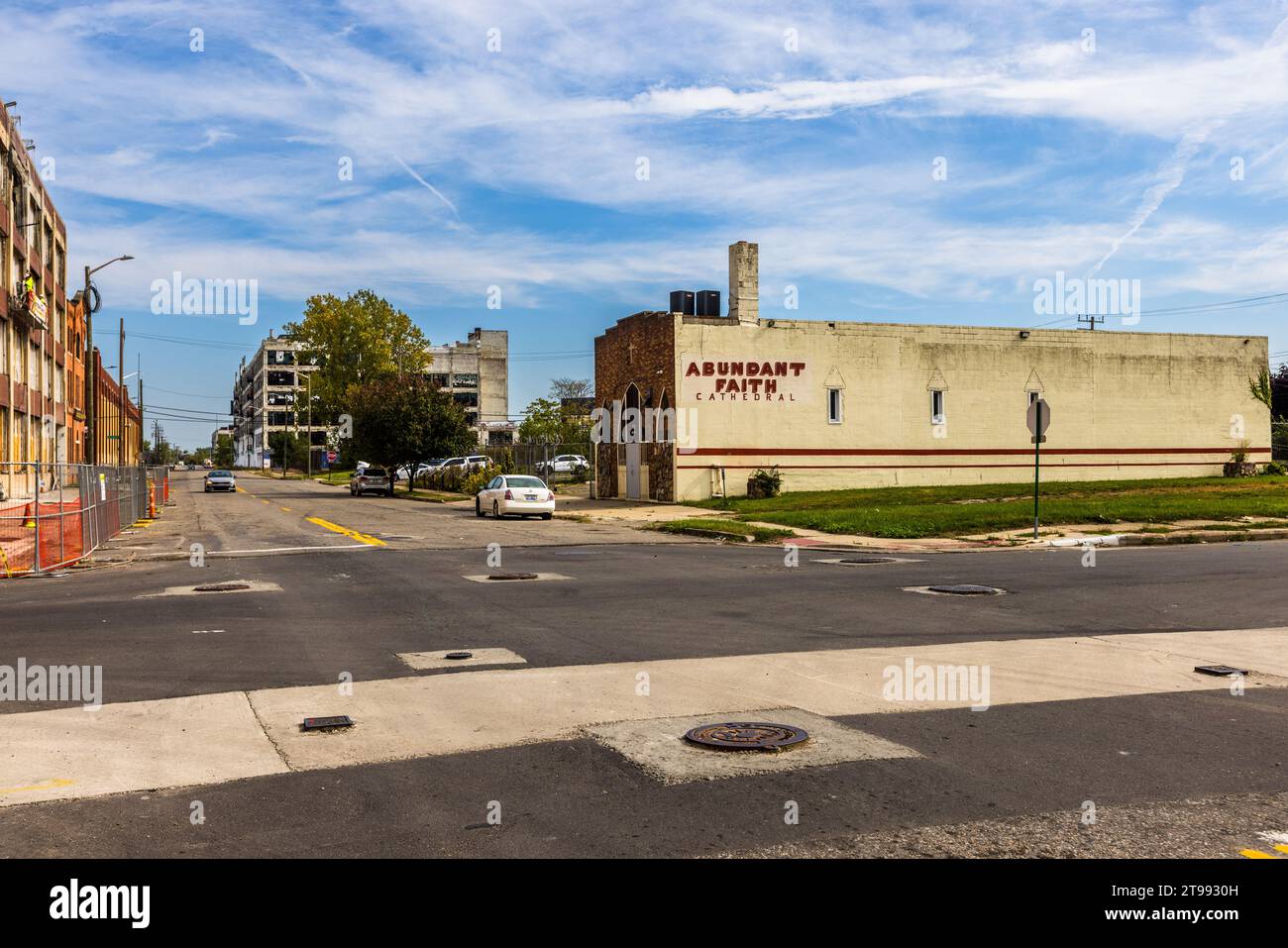 La cathédrale Abundant Faith, une petite église abritée dans un bâtiment en brique sobre, se dresse au milieu d’une zone industrielle abandonnée à Detroit, Michigan, États-Unis, encadrée par des bâtiments d’usine délabrés et des terrains vides. Elle se trouve entre la première usine de montage de Henry Ford et les boutiques plus récentes et branchées du quartier, dans le district historique industriel de Piquette Avenue à Detroit, abritant plusieurs anciennes usines automobiles maintenant à différents stades de délabrement ou de réaménagement. Banque D'Images