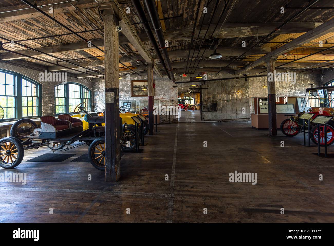 Des automobiles jaunes anciens se dressent parmi une rangée de véhicules historiques dans la salle d'usine du Ford Piquette Plant à Detroit, Michigan, États-Unis. Construit en 1904, le Ford Piquette Plant est considéré comme le plus ancien bâtiment survivant initialement conçu pour la production automobile qui reste ouvert au public. Banque D'Images