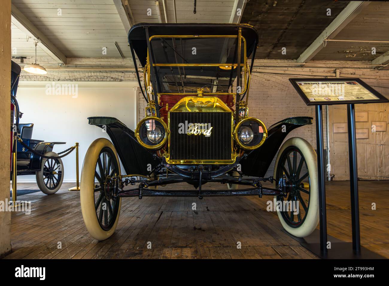 Une Ford Model T Touring brillamment polie avec des phares en laiton et des pneus crème se trouve dans la salle d'usine de la Ford Piquette Plant à Detroit, Michigan, États-Unis. Un panneau d'exposition l'identifie comme une Ford Model T Touring de 1910. Construite en 1904, la Ford Piquette Plant est considérée comme le plus ancien bâtiment survivant initialement construit spécifiquement pour la production automobile et qui reste ouvert au public. Banque D'Images