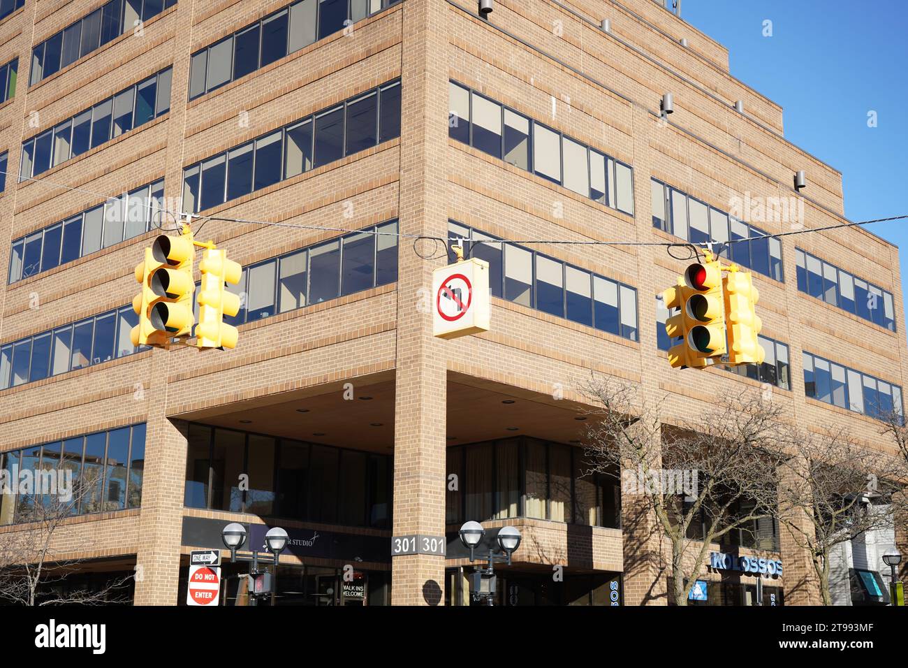 Intéressant feux de circulation jaunes suspendus à Ann Arbor MI, États-Unis Banque D'Images