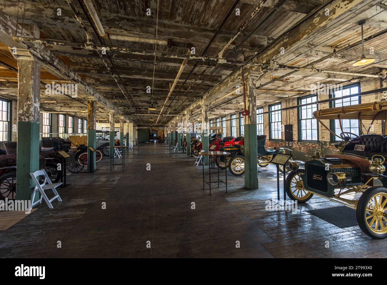Des carrières historiques et des automobiles anciens se dressent sous le plafond soutenu par des colonnes et érodé de la salle de l’usine du Ford Piquette Plant à Detroit, Michigan, États-Unis. Construit en 1904, le Ford Piquette Plant est considéré comme le plus ancien bâtiment survivant initialement construit pour la production automobile qui reste ouvert au public. Banque D'Images