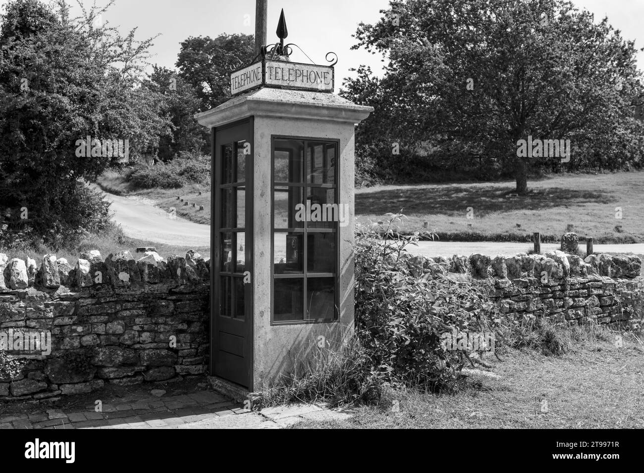 La borne téléphonique K1 dans le village de Tyneham dans le Dorset Banque D'Images