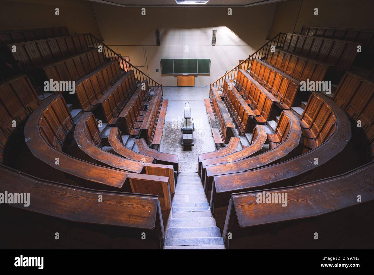 Urbex, ancienne salle de conférence abandonnée quelque part en Belgique. Banque D'Images