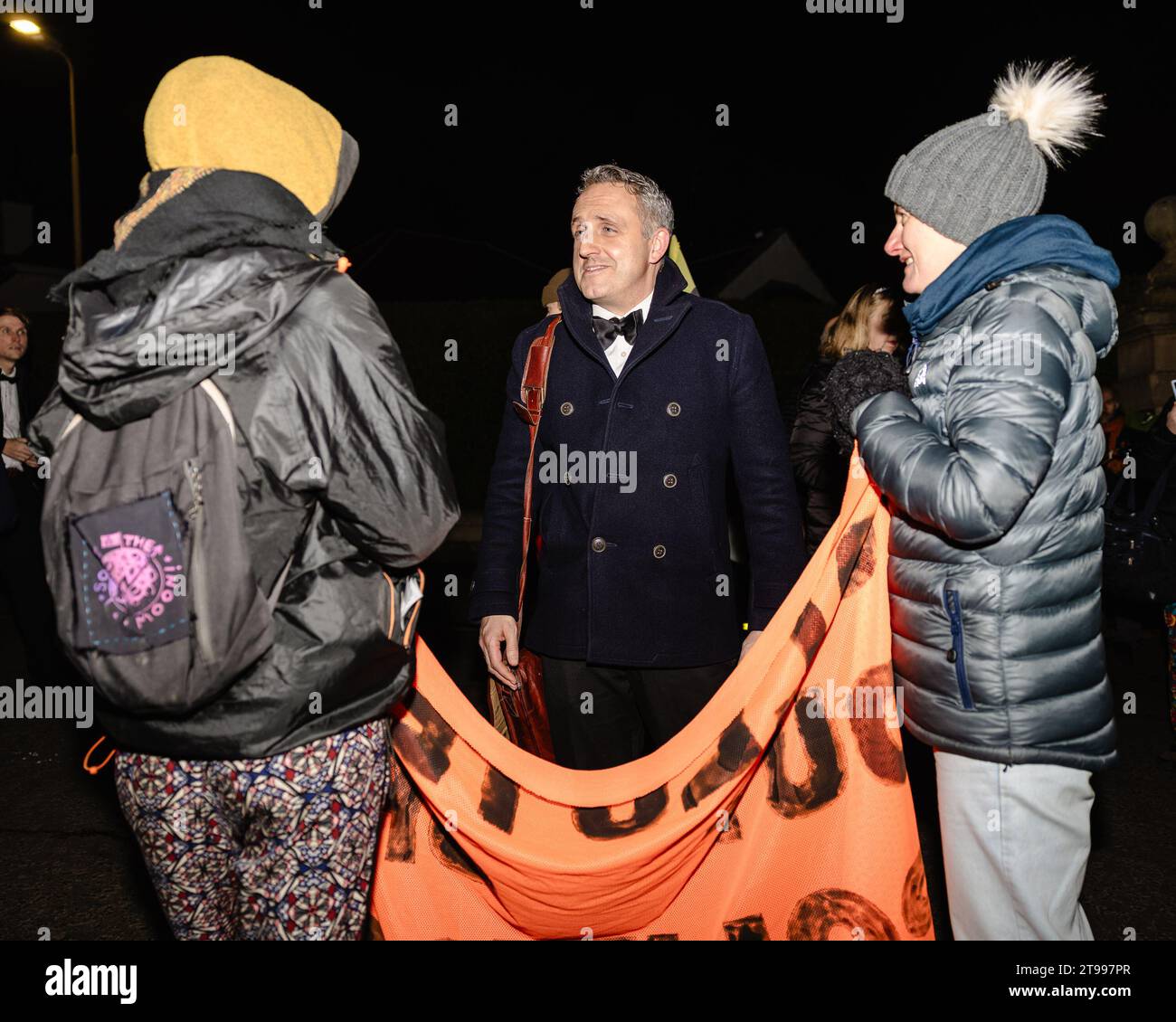 Édimbourg, Écosse. 23 novembre 2023. Alex Cole-Hamilton MSP, leader des Scottish Lib Dems, arrive à l'événement et parle aux manifestants extinction Rebellion Climate Protest lors de la remise des prix du politicien écossais de l'année crédit : Raymond Davies / Alamy Live News Banque D'Images