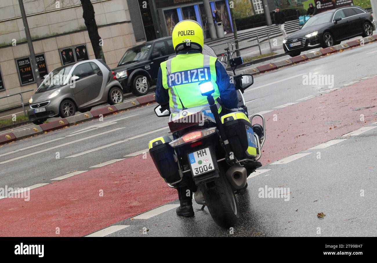 Ein Polizist sitzt auf seinem Motorrad. Symbolbild/Symbolfoto. Rotherbaum Hamburg *** Un policier est assis sur sa moto image symbole photo symbole Rotherbaum Hamburg crédit : Imago/Alamy Live News Banque D'Images