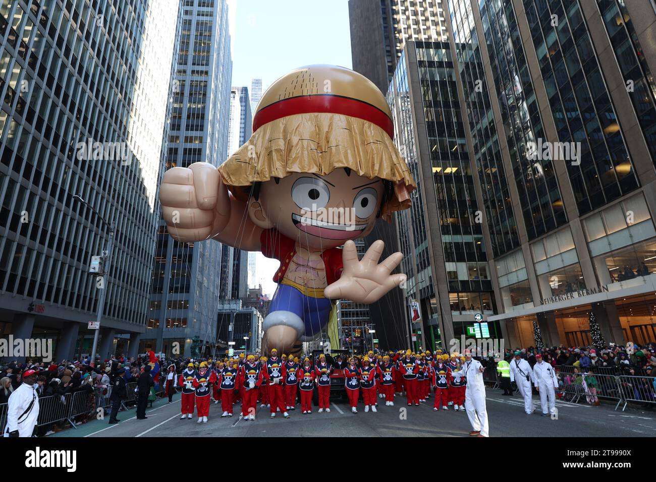 Le Monkey D. Luffy descend la Sixième Avenue lors de la parade du 97th Macy's Thanksgiving Day à New York, le jeudi 23 novembre 2023. Le ballon Monkey D. Luffy est peint avec plus de 20 couleurs différentes. (Photo : Gordon Donovan) Banque D'Images