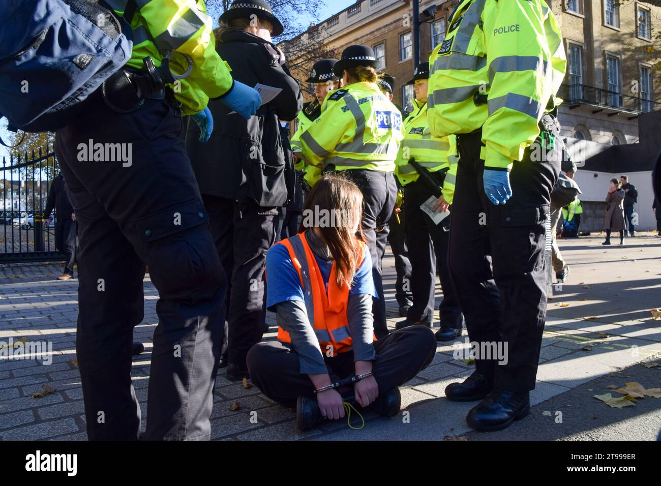 Londres, Royaume-Uni. 23 novembre 2023. Des militants de Just Stop Oil sont arrêtés par des policiers de la Metropolitan police à Whitehall, près de Downing Street. Le groupe d'action pour le climat a marché de Trafalgar Square sur le trottoir et a été arrêté quelques secondes après avoir marché sur la route le quatrième jour consécutif alors qu'ils poursuivaient leurs protestations contre les nouvelles licences de combustibles fossiles. Crédit : Vuk Valcic/Alamy Live News Banque D'Images