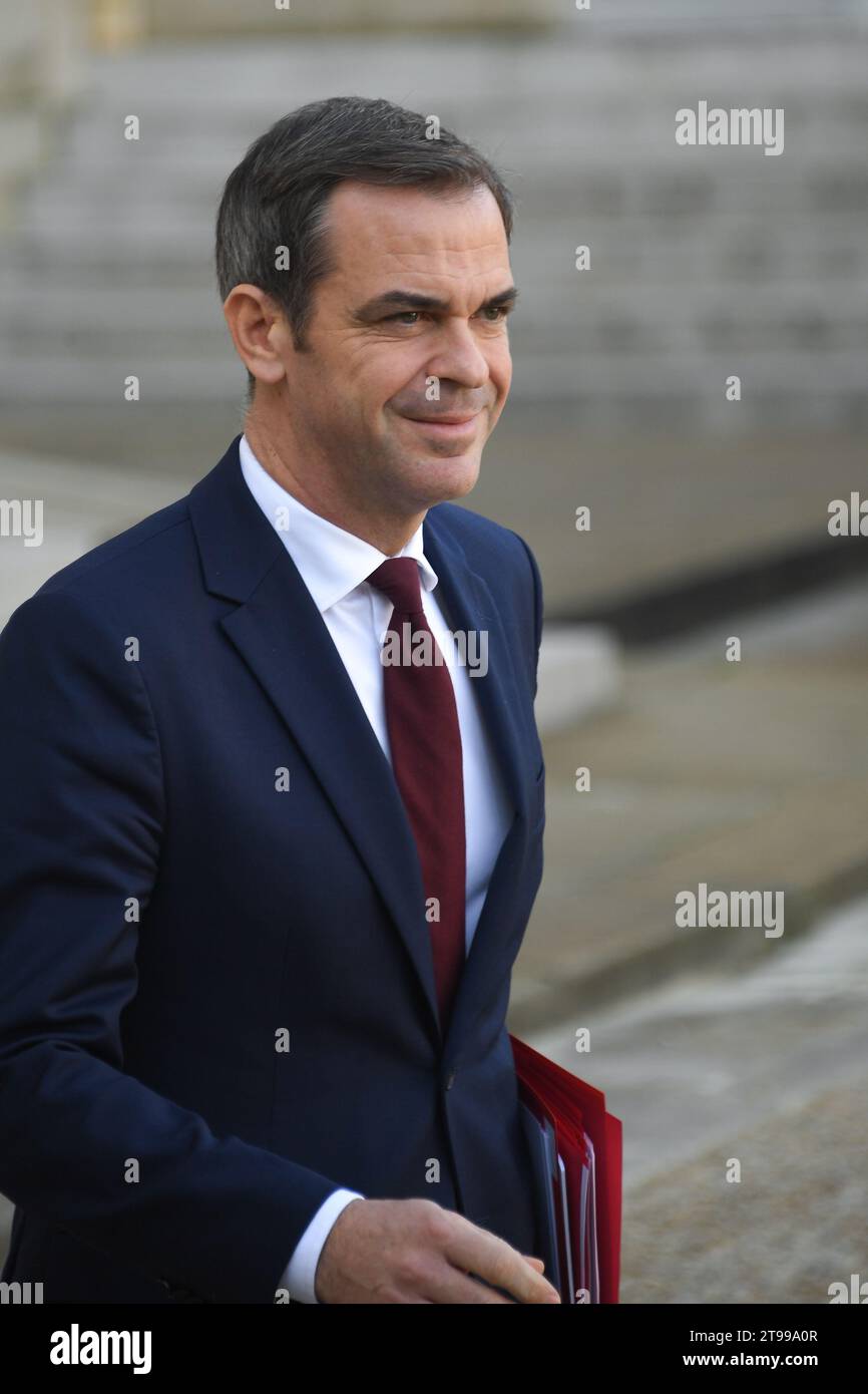 France. 22 novembre 2023. Départ du ministre français Olivier Veran après la réunion hebdomadaire du cabinet à l'Elysée. Paris, FRANCE (photo de Lionel Urman/Sipa USA) crédit : SIPA USA/Alamy Live News Banque D'Images