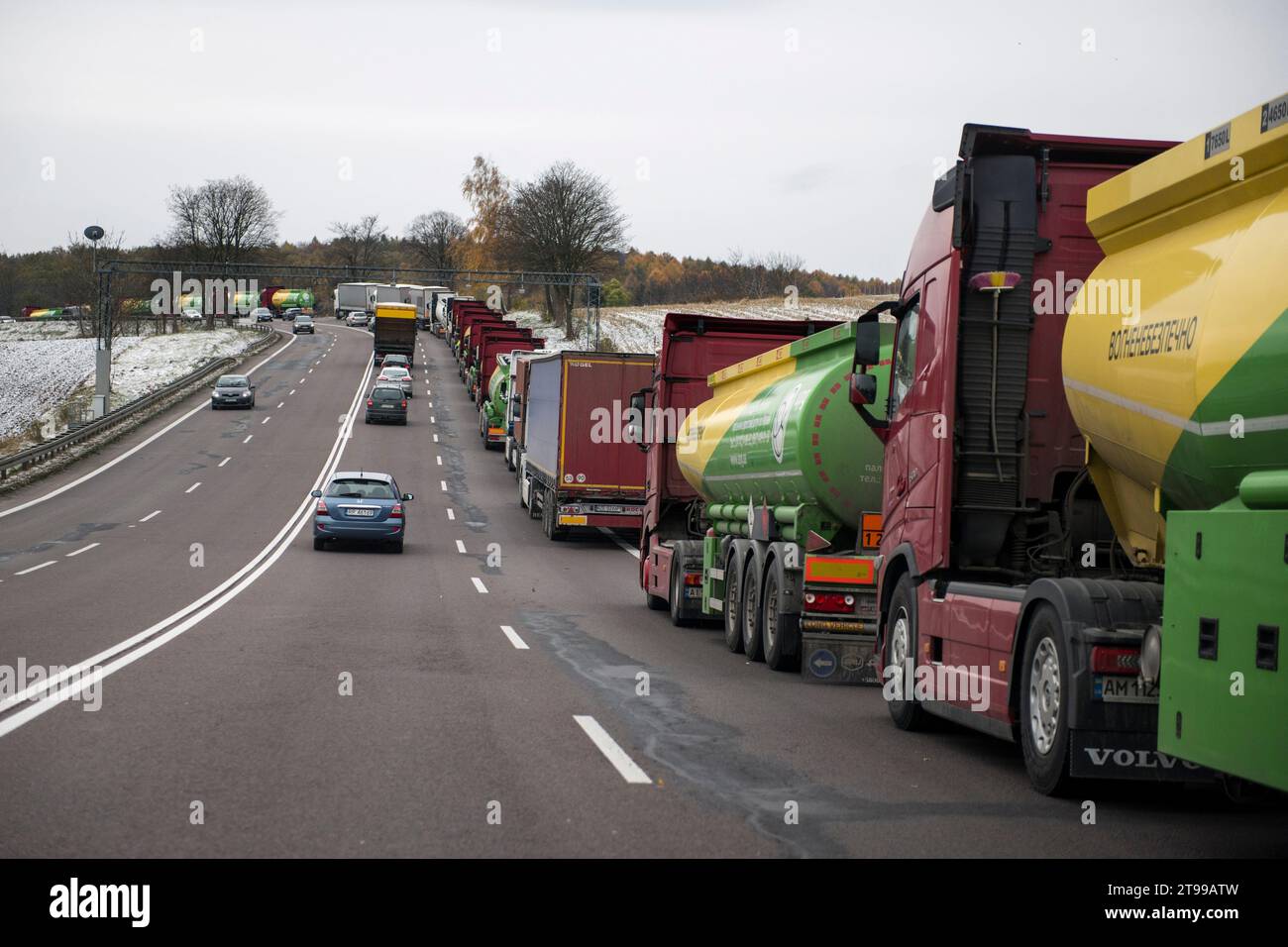 Des centaines de camions font la queue sur le bord de la route jusqu’au poste frontière polono-ukrainien à Medyka. Les agriculteurs polonais se sont joints à la manifestation des transporteurs au poste frontière avec l'Ukraine. Les camionneurs polonais protestent contre la libéralisation par l'UE des règles de transport pour les camions ukrainiens à trois postes de contrôle depuis novembre 6, provoquant d'énormes files d'attente des deux côtés de la frontière. Les agriculteurs de l'association "campagne trahie" (Oszukana Wies) prévoient d'organiser une manifestation de trois jours au point de passage polono-ukrainien de Medyka. C'est le quatrième poste frontière polonais où des barrages ont été érigés. Accordi Banque D'Images