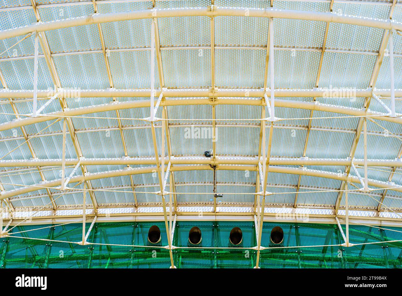 Toit du bâtiment du centre commercial Vasco da Gama à Lisbonne vu d'en bas vers le haut en parfaite symétrie Banque D'Images