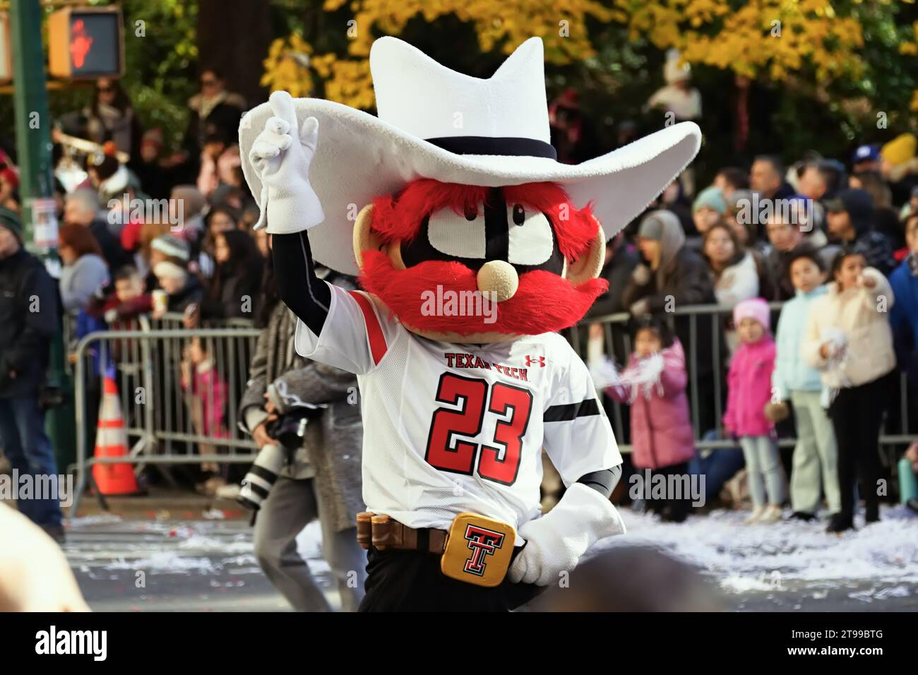 New York, NY - 23 novembre 2023 : NCAA Big 12 Texas Tech University mascotte sportive Raider Red à la Macy's Thanksgiving Day Parade, 23 Jarrett Culver Banque D'Images
