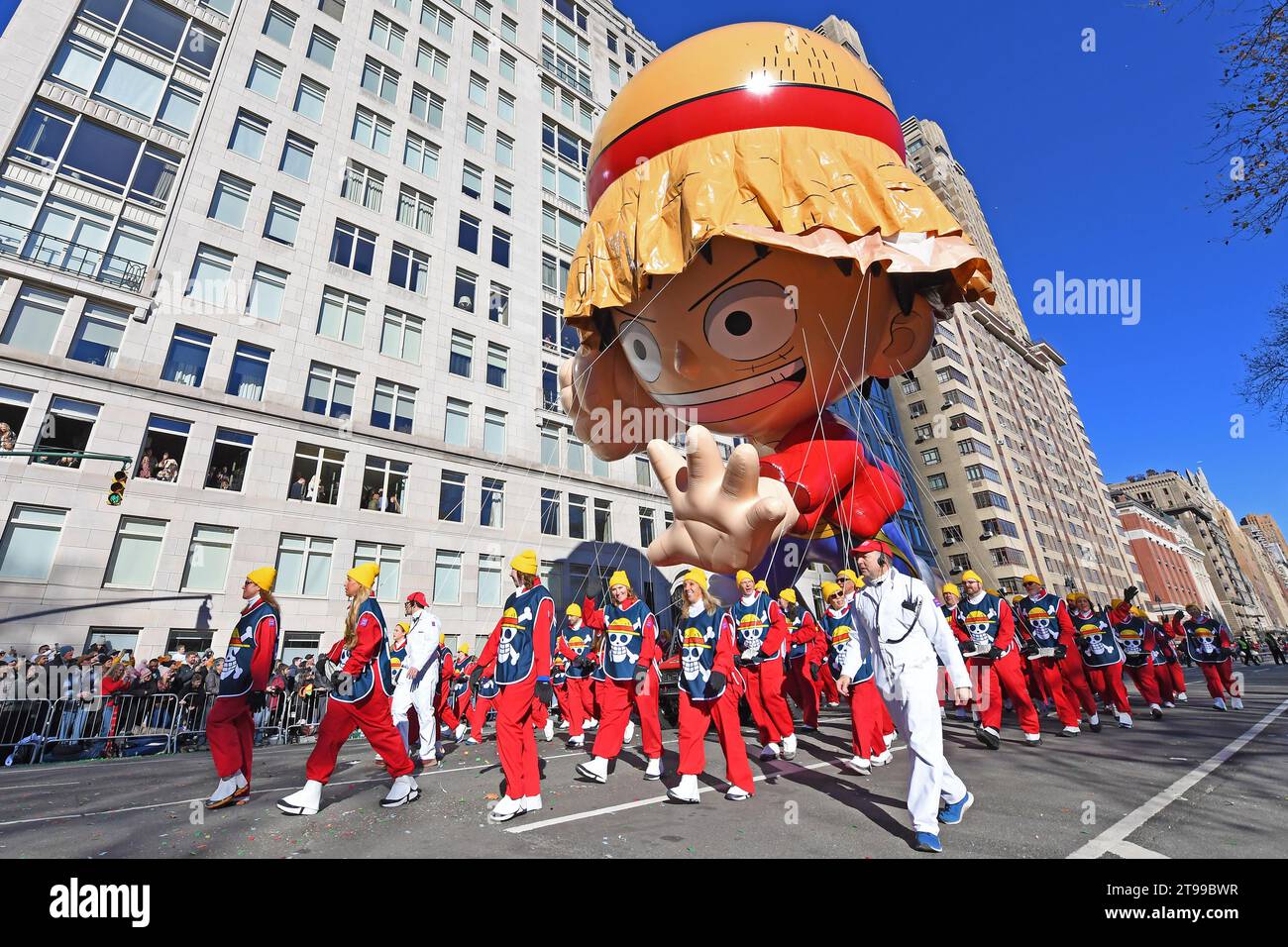 New York, États-Unis. 23 novembre 2023. Le ballon de Monkey D. Luffy est vu lors de la parade du jour de Thanksgiving de Macy 2023 à New York, aux États-Unis, le 23 novembre 2023. Crédit : Li Rui/Xinhua/Alamy Live News Banque D'Images