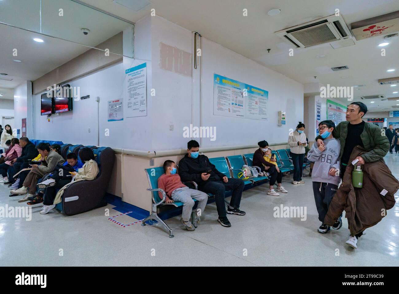 CHONGQING, CHINE - 23 NOVEMBRE 2023 - des parents d'enfants souffrant de maladies respiratoires font la queue dans un hôpital pour enfants de Chongqing, en Chine, Banque D'Images