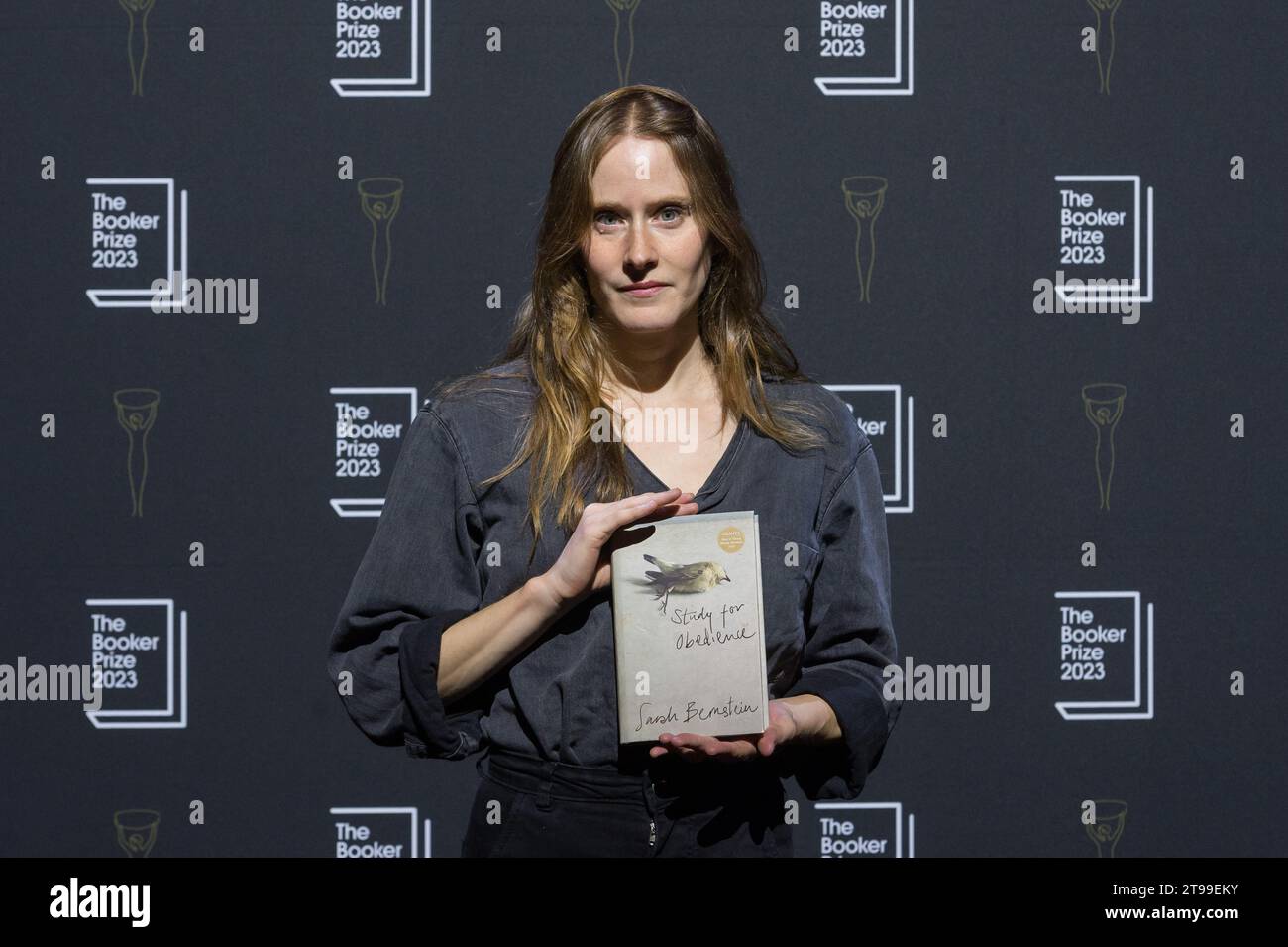 Londres, Royaume-Uni. 23 novembre 2023. LONDRES, ROYAUME-UNI - 23 NOVEMBRE 2023 : l'auteure canadienne Sarah Bernstein pose avec son livre « Study for Obedience » sélectionné pour le Booker Prize 2023 lors d'un événement public au Southbank Centre à Londres, Royaume-Uni, le 23 novembre 2023. Le gagnant du Booker Prize 2023 sera annoncé lors d’une cérémonie de remise des prix et d’un dîner qui se tiendront à Old Billingsgate à Londres le dimanche 26 novembre 2023. (Photo de Wiktor Szymanowicz/NurPhoto) crédit : NurPhoto SRL/Alamy Live News Banque D'Images