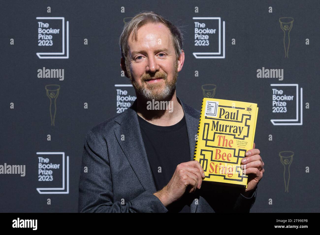 Londres, Royaume-Uni. 23 novembre 2023. LONDRES, ROYAUME-UNI - 23 NOVEMBRE 2023 : l'auteur irlandais Paul Murray pose avec son livre "The Bee Sting" présélectionné pour le Booker Prize 2023 lors d'un événement public au Southbank Centre à Londres, Royaume-Uni, le 23 novembre 2023. Le gagnant du Booker Prize 2023 sera annoncé lors d’une cérémonie de remise des prix et d’un dîner qui se tiendront à Old Billingsgate à Londres le dimanche 26 novembre 2023. (Photo de Wiktor Szymanowicz/NurPhoto) crédit : NurPhoto SRL/Alamy Live News Banque D'Images
