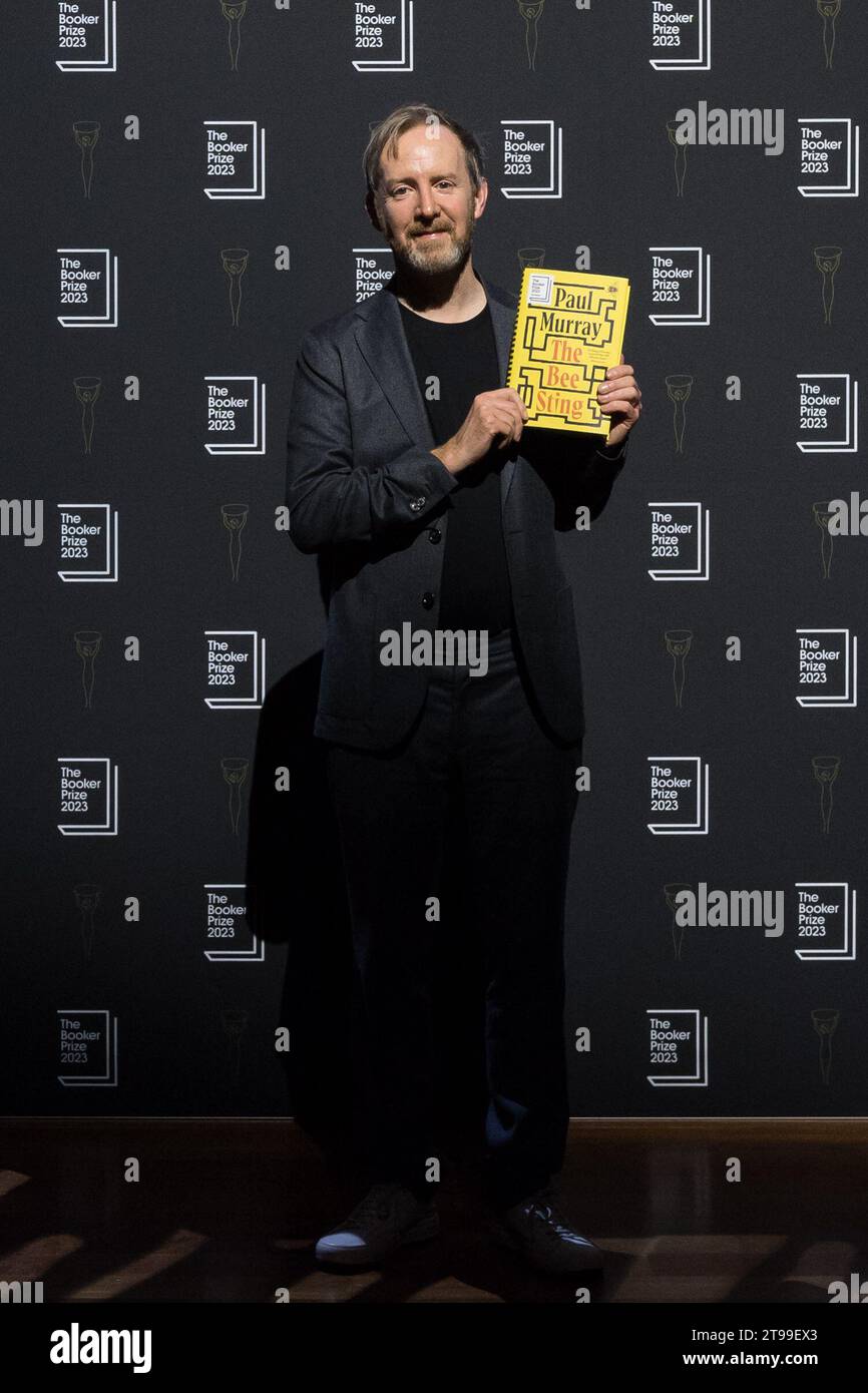 Londres, Royaume-Uni. 23 novembre 2023. LONDRES, ROYAUME-UNI - 23 NOVEMBRE 2023 : l'auteur irlandais Paul Murray pose avec son livre "The Bee Sting" présélectionné pour le Booker Prize 2023 lors d'un événement public au Southbank Centre à Londres, Royaume-Uni, le 23 novembre 2023. Le gagnant du Booker Prize 2023 sera annoncé lors d’une cérémonie de remise des prix et d’un dîner qui se tiendront à Old Billingsgate à Londres le dimanche 26 novembre 2023. (Photo de Wiktor Szymanowicz/NurPhoto) crédit : NurPhoto SRL/Alamy Live News Banque D'Images