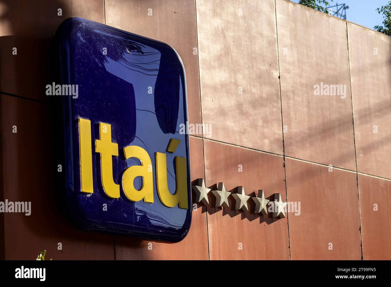 Sao Paulo, Brésil, 03 août 2023. Détail de la façade avec le logo d'une agence de Itau Bank, dans la ville de Sao Paulo, Brésil Banque D'Images