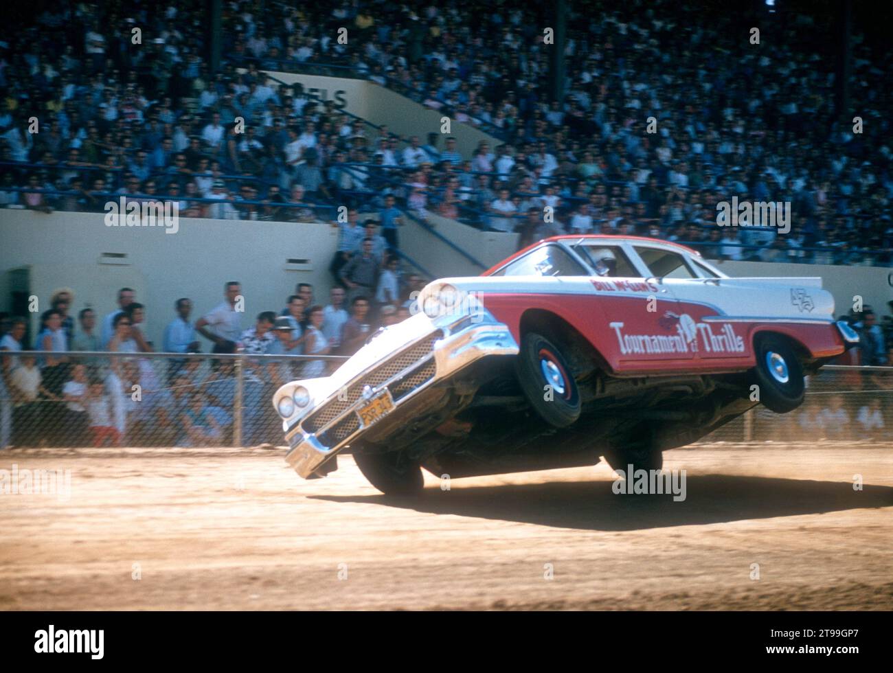 SACRAMENTO, CA - AOÛT 1958 : une voiture roule sur deux pneus lors d'un salon automobile à la foire de l'État de Sacramento circa août 1958 à Sacramento, Californie. (Photo de Hy Peskin) Banque D'Images